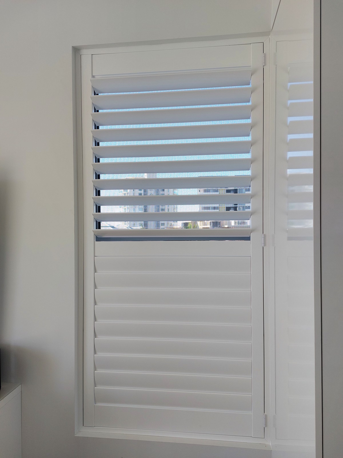 Custom Curtains and Blinds Sunshine Coast. We also have shutters, sheers, Roman blinds, roller blinds, modern styles and materials,window furnishings and drapes Noosa, Twin Waters, Maroochydore